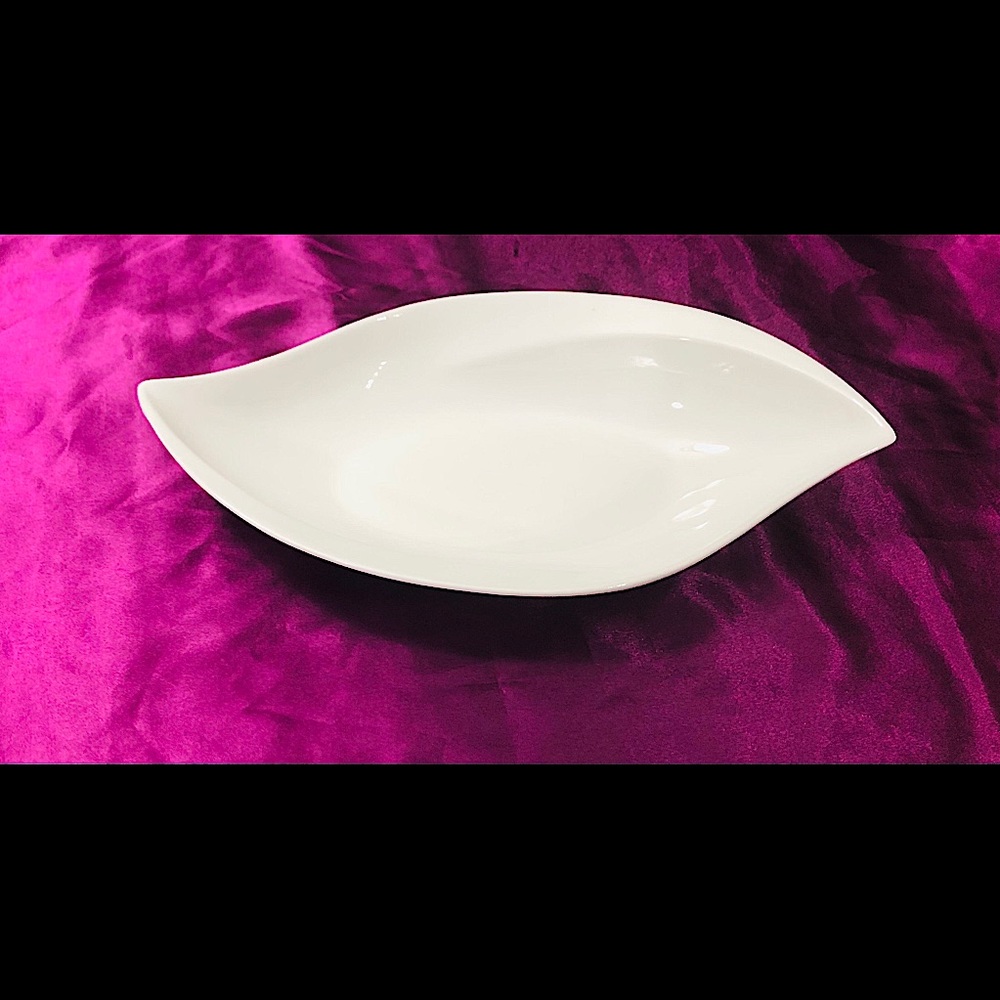 🌟5/$25 | Elegant Leaf-Shaped Platter | Porcelain